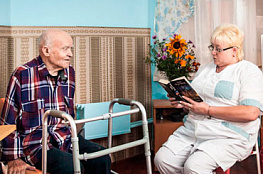 Услуги сиделки для пожилого человека